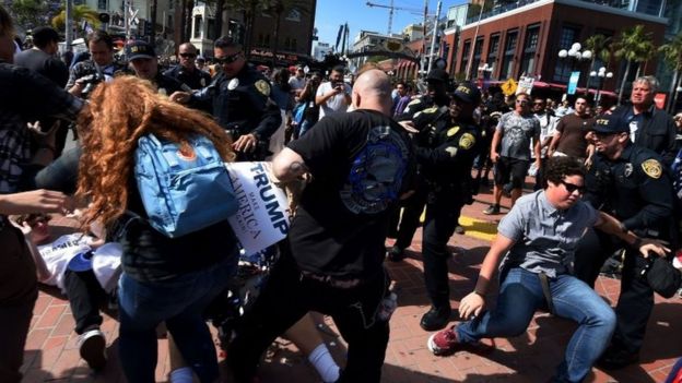 Police try to separate supporters and opponents of Donald Trump in San Diego, California. Photo: 27 May 2016