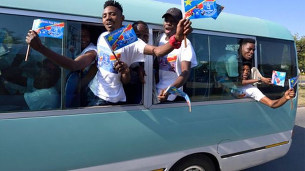 Mashabiki wa mchezaji Yannick Bollasie wakipeperusha bendera za DR Congo