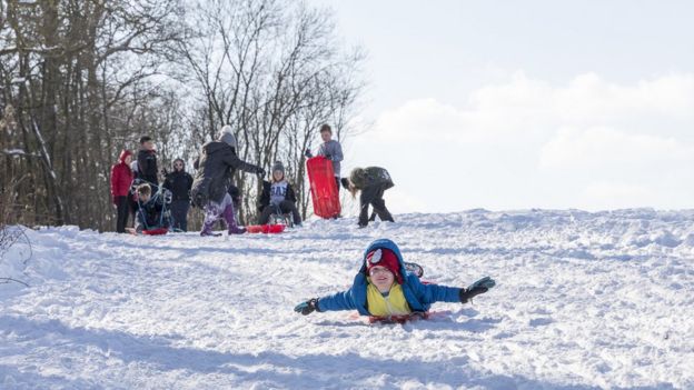 Niños jugando en la nieve.