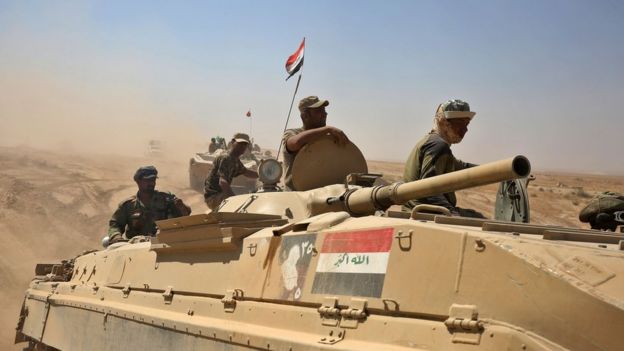 Un tanque del Ejército iraquí avanza hacia Mosul.