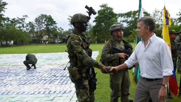El presidente de Colombia, José Manuel Santos, junto a la policía encargada de la operación mostrando parte de la cocaína incautada.