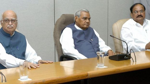 முன்னாள் பிரதமர் அடல் பிஹாரி வாஜ்பாய் மற்றும் அத்வானியுடன் வெங்கையா நாயுடு