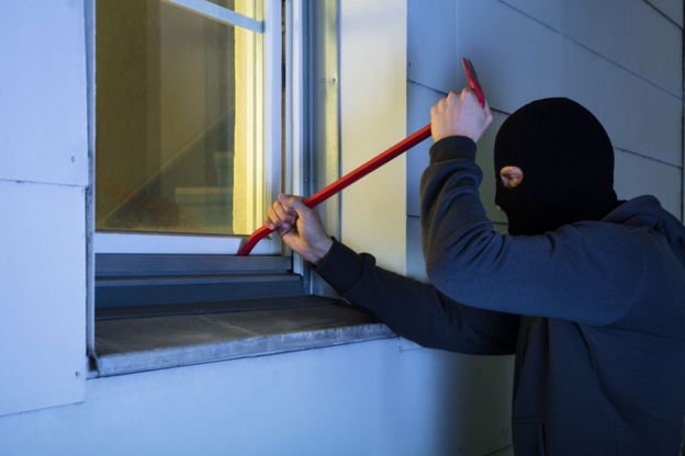 Ladrón forzando una ventana