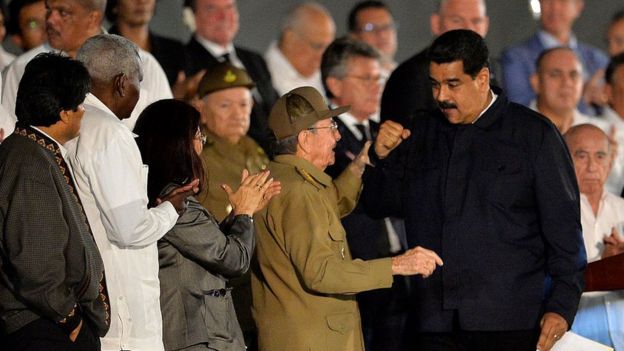 Raúl Castro saluda a Nicolás Maduro