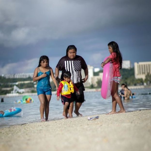 Niños en una playa en Guam.
