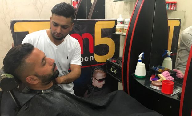 _96222112_pakistan_barber2.jpg