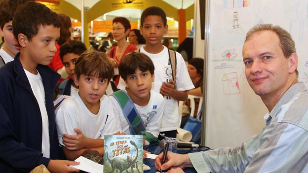 Kellner rodeado de niños autografiando un libro Foto: gentileza Alexander Kellner