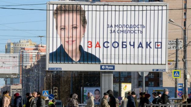 Una valla publicitaria con el lema de la candidata Sobchak.
