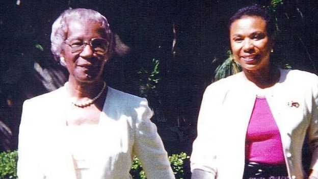 La congresista Barbara Lee (der.) se convirtió en amiga cercana de Shirley Chisholm después de trabajar como voluntaria en su campaña