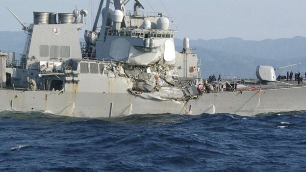مدمرة أمريكية تصطدم بسفينة شحن في اليابان وفقدان 7 أشخاص