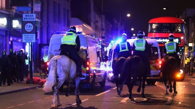 Policía antidisturbios en los caballos
