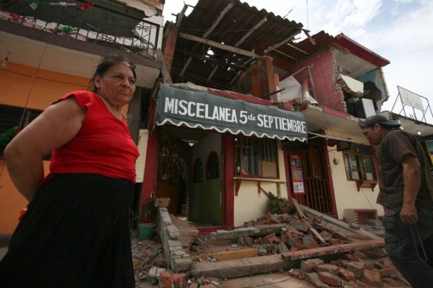 Una mujer ante una vivienda afectada por el terremoto en Juchitán, Oaxaca, México.