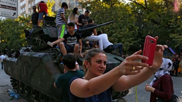 Nainen vie selfien edessä vaurioitunut Turkin sotilaallinen APC Ankarassa 16 heinäkuu 2016