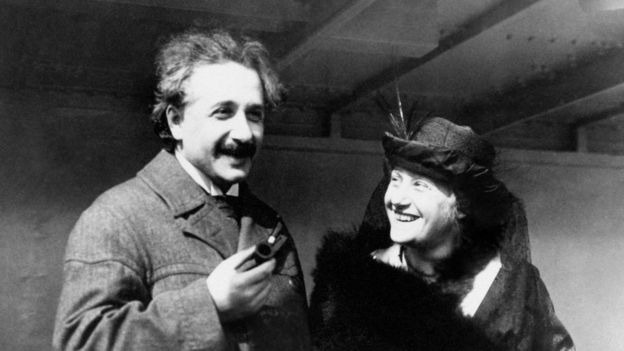 Albert Einstein y esposa