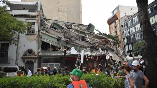 Edificio derrumbado en Ciudad de México por el terremoto de magnitud 7,1 que sacudió el país el martes.