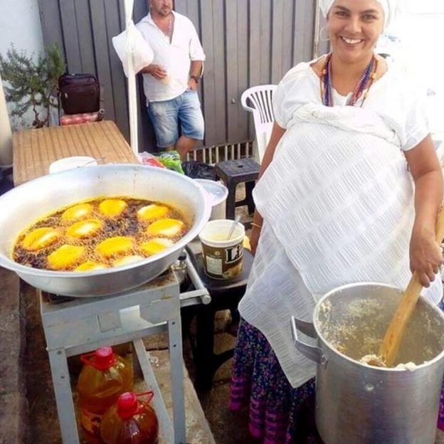 baiana preparando acarajé