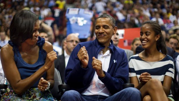 Obama con Michelle y una de sus hijas en un partido de básquetbol