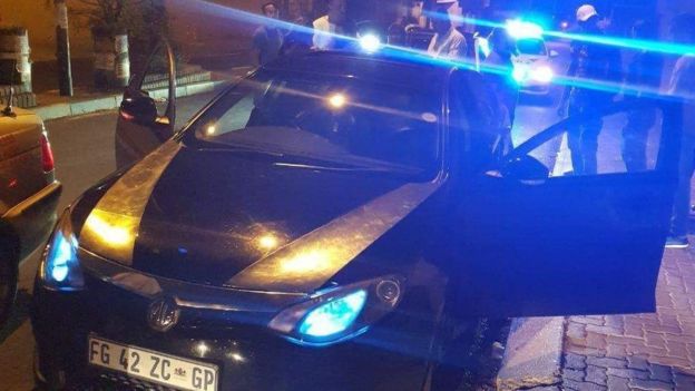 Dua perampok berjas dikabarkan telah ditangkap pihak berwajib.