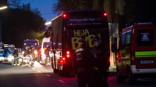 Bus del Borussia con los cristales rotos