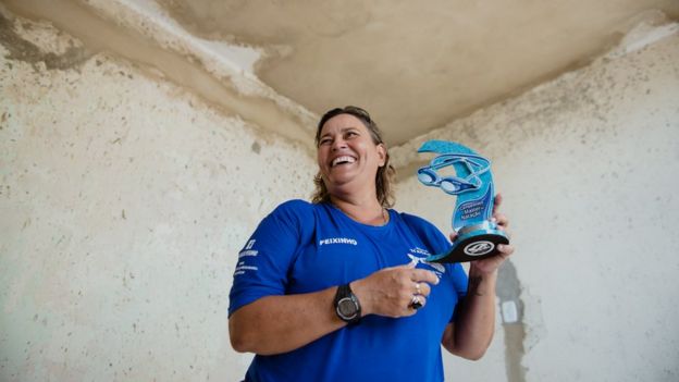 Peixinho mostra troféu de 1º lugar conquistado por uma equipe sua