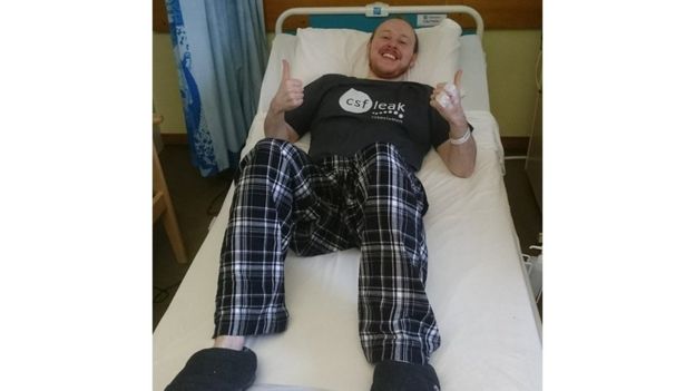 David Baldwin en una cama de hospital