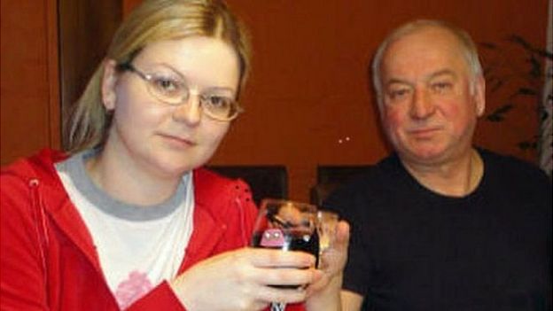 3月4日，受英国庇护的前"双面间谍"谢尔盖·斯克里帕尔和女儿尤利娅，被发现昏迷在英国索尔兹伯里一个餐馆外路边长凳上。