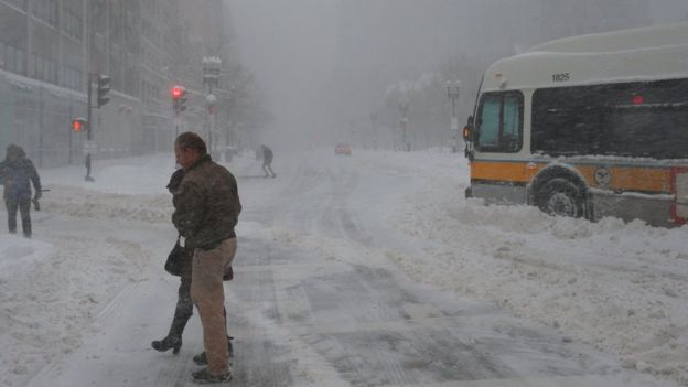 Una calle en Boston cubierta por la nieve