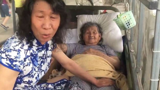 Seorang pria berpakaian wanita demi ibunya yang sakit jiwa