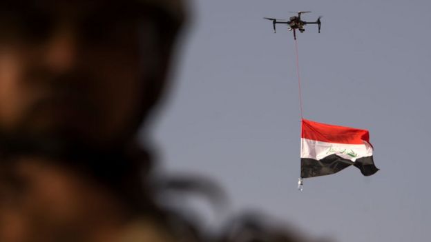 Drone carrega bandeira