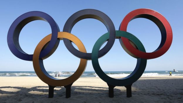 Олимпийские кольца были размещены на пляже Кёнподе, недалеко от места проведения конькобежного спорта, фигурного катания и хоккея с шайбой перед зимними Олимпийскими играми PyeongChang 2018 30 октября 2017 года в Гангунг, Южная Корея.