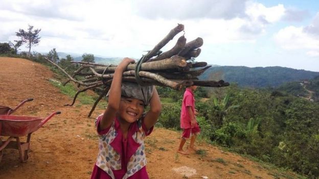 Masih inget ga pas kita sebesar anak ini (kls 2 SD)? Jangankan mengambil kayu di kepala seperti ini, disuruh beli korek api ke warung sebelah aja kadang susah, tulis Indri. 