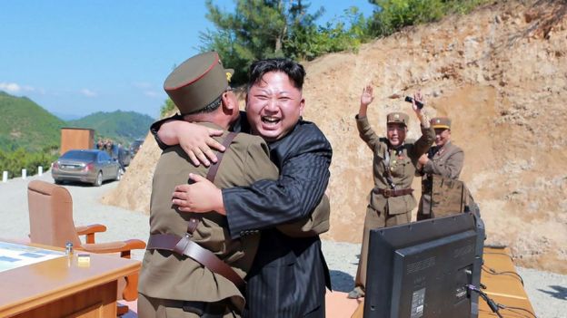 El líder norcoreano Kim Jong un celebra el lanzamiento