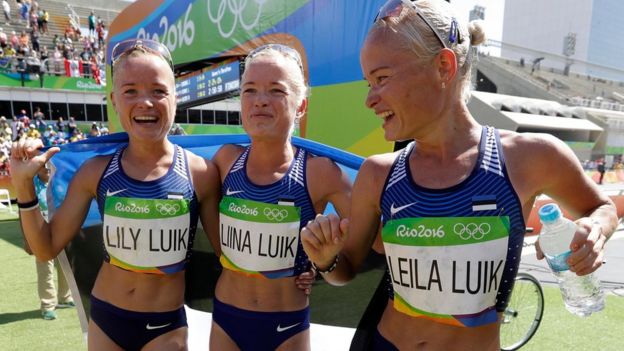 Las trillizas de Estonia se abrazan al final de la maratón femenina en Río.