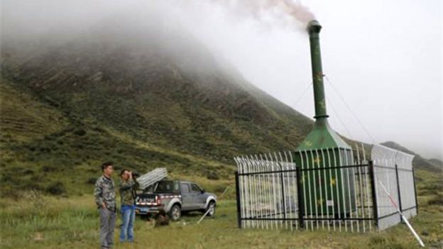 Ladera de una montaña en el Tibet chino con una cámara de combustión.