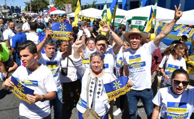 Simpatizantes del candidato a la presidencia Fabricio Alvarado, del Partido Restauración Nacional, en San José, Costa Rica, el 4 de febrero de 2018.