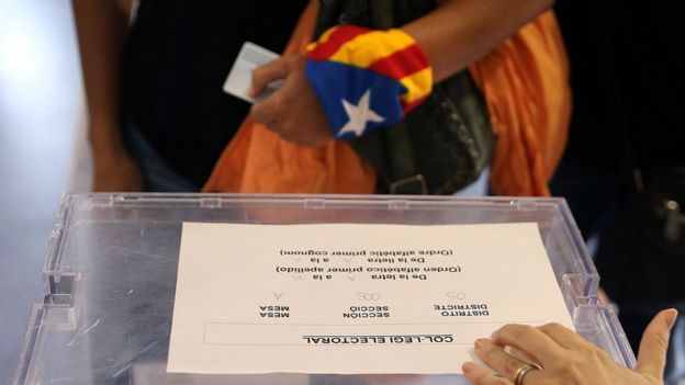 Mujer votando