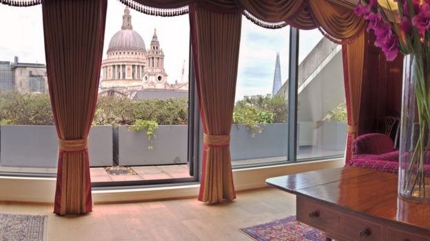 Firma Vardag punya kantor pusat yang menghadap katedral St Paul's di London.