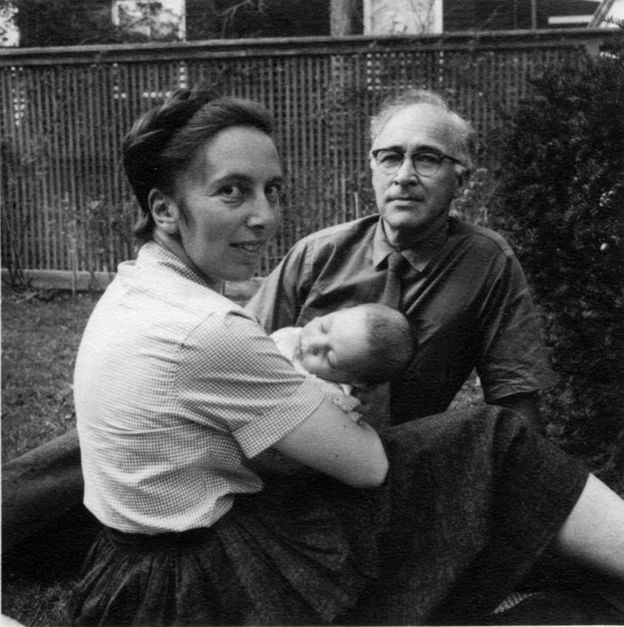 George Wald y Ruth Hubbard con su bebé Elijah, en 1959.