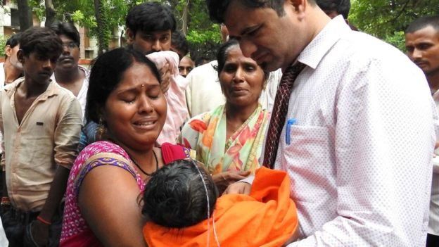 ළමුන්ගේ දෙමාපියන් සහ ඥාතීන් එහි රැස්වීම හේතුවෙන් කලබලකාරී වාතාවරණයක්