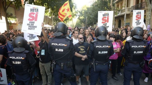 Mossos y manifestantes