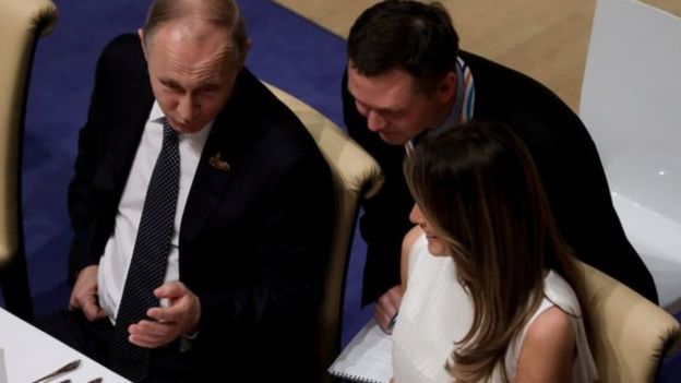 Wakati wa mkutano huo wa chakula cha viongozi Bi Trump aliketi karibu na rais Vladmir Putin