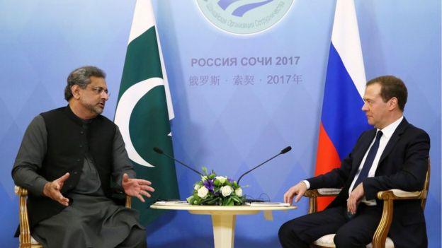Shahid Khaqan Abbas, primer ministro de Pakistán, junto al primer ministro ruso, Dmitry Medvedev