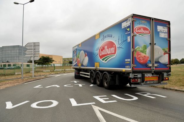 Camión de Galbani se dirige a la planta de Lactalis en Laval, Francia, el 29 de agosto de 2016.