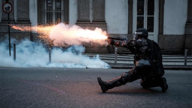 Las fuerzas de seguridad dispararon balas de goma y bombas lacrimógenas en el centro de Río de Janeiro.