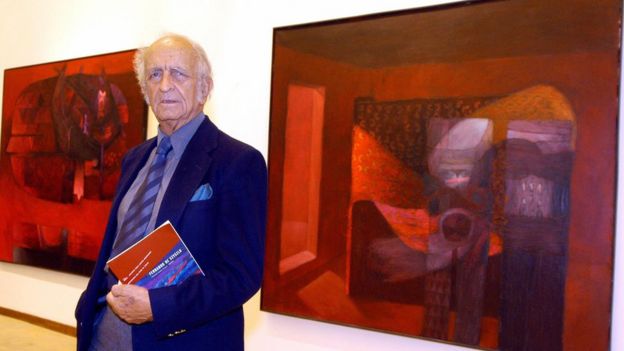 De Szyszlo frente a sus cuadros durante una exposición en Roma
