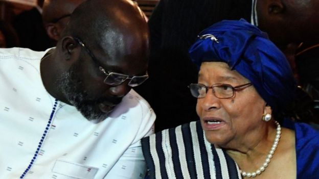 Weah akinong'onezana na Bi Ellen Johnson Sirleaf Jumapili wakiwa kwenye ibada kanisani Monrovia