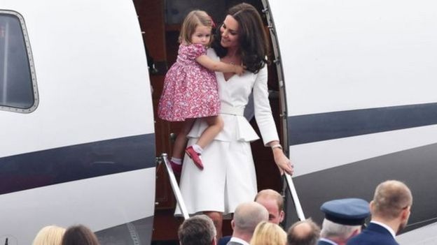 凯特王妃抱着夏洛特小公主走下飞机。