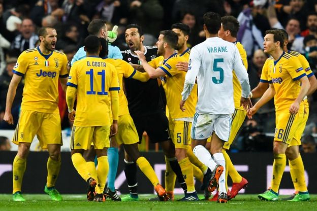 Jugadores de la Juventus protestando.