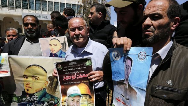 وقفة لبعض الفلسطينيين تضامنا مع الأسرى