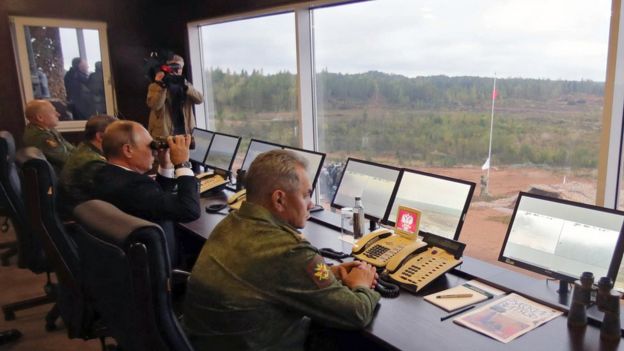 Владимир Путин и Сергей Шойгу наблюдают за учениями на полигоне 